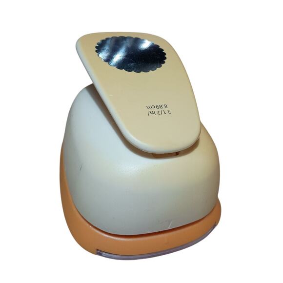 Recollections 3.5 Inc/ 8.8cm Scalloped Circle Oversize Lever Crafting Punch - Picture 4 of 6